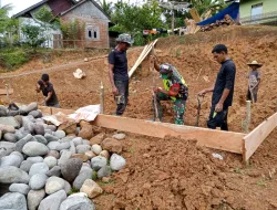Babinsa Koramil 17/Geumpang Bantu Warga Bangun Pondasi Rumah di Desa Turue Cut