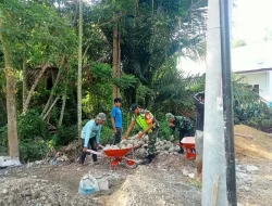 Babinsa Koramil 03/Delima Bersama Warga Bangun Saluran Air di Jalan Utama Desa
