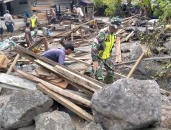 TNI–Warga Bersinergi Bersihkan Puing Pascabanjir Bandang di Tangse