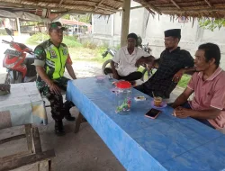 Babinsa Posramil Suka Makmue melaksanakan kegiatan komsos dengan Masyarakat di desa binaan