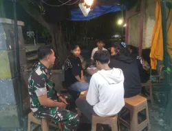 Babinsa Koramil 1404-04/Paleteang Laksanakan Pemantauan Wilayah dan Komsos Malam Hari