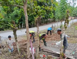 Babinsa Koramil 17/Geumpang Gotong Royong Bantu Warga Buat Parit Saluran Air