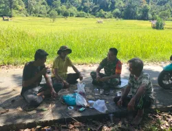 Babinsa Posramil Teupah Barat Komsos Bersama Warga Desa Binaan