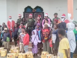 BABINSA KORAMIL 1703-01/ENAROTALI BERSAMA SATGAS YONIF 711/RKS LAKSANAKAN PEMBAGIAN BINGKISAN NATAL DARI BAPAK PRESIDEN DAN MENHAN