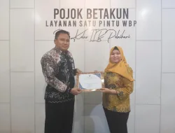 Kepala Rutan Pelaihari Anugerahkan Penghargaan Tiga Pegawai Teladan