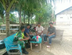 Babinsa Koramil 02/Seunagan Komsos Bersama Dengan Tokoh Masyarakat Di Wilayah Binaan