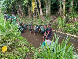 Prajurit Denma Brigif TP/31/PS Bersama Masyarakat Dusun Jonggat Gelar Karya Bakti Pembersihan Bantaran Sungai