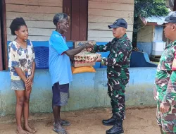 Danramil Okaba Serahkan Bingkisan Kasih Natal kepada Ketua Adat Mayo Daman