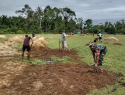 Babinsa Koramil 04/Salang Gotong Royong Bersama Masyarakat Desa Binaan