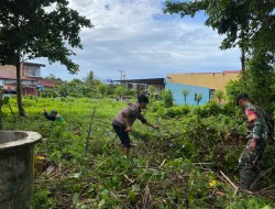 Babinsa Koramil 1404-05/Patampanua Bersama Warga Kerja Bakti Bersihkan Lokasi Pembangunan Koperasi Merah Putih