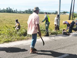 Babinsa Bersama Aparatur Desa Meumeuaneuk Gelar Gotong Royong, Wujudkan Lingkungan Bersih dan Sehat