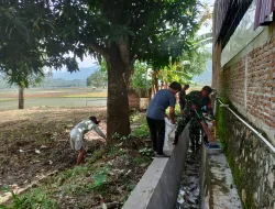Babinsa Koramil 1404-07/Lembang Bersama Warga Laksanakan Kerja Bakti Bersihkan Saluran Pembuangan