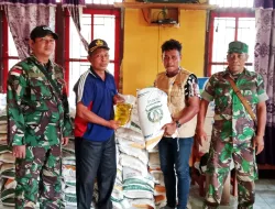BABINSA MUTING DAMPINGI PENYALURAN BANTUAN SEMBAKO, WARGA SIGABEL JAYA MERASA TERBANTU
