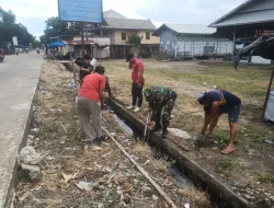 Babinsa Koramil 1404-08/Lanrisang Bersama Warga Laksanakan Kerja Bakti Pembersihan Saluran Air