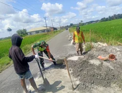 Personil Koramil 02/Seunagan Gotong Royong Pengecoran Saluran Air Persawahan Di Desa Binaan