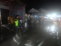 Air Sungai Garot Meluap, Babinsa Koramil 05/Indra Jaya Laksanakan Monitoring Wilayah Binaan