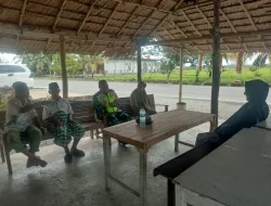 Babinsa Posramil Suka Makmue melaksanakan kegiatan komsos dengan Masyarakat di desa binaan