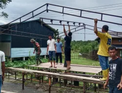 Babinsa Koramil 06/Telda Gotong Royong Persiapan Acara Khitanan Salah Seorang Anak Warga