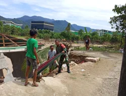 Babinsa Koramil 09/Batang Anai Goro Bersama Warga Evakuasi Material Sisa Bangunan TPA Masjid Jama’atul Yaqin yang Ambruk