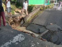 Babinsa Koramil 07/Pauh Kambar Tinjau Jalan Ambruk Akibat Banjir Deras