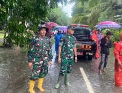 Komandan Kodim 0308/Pariaman Dampingi Bupati Padang Pariaman Meninjau Warga Terdampak Banjir di Lubuk Alung