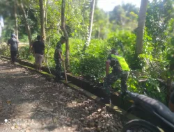 Antisipasi Banjir, Babinsa Koramil 03/Delima Bersama Warga Gotong Royong Bersihkan Saluran Air Jalan Desa