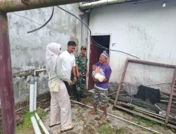Babinsa Koramil 0907/03 Tarbar Bantu Salurkan Bantuan Sembako Untuk Warga Kurang Mampu