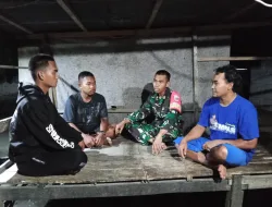 Babinsa Koramil 1404-02/Mattiro Sompe Laksanakan Patroli Malam dan Komsos Bersama Warga
