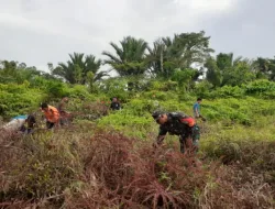 Babinsa Gotong Royong Membersihkan Jalan Bersama Warga Desa