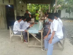 Isi Jam Istirahat, Babinsa Koramil Tiro Tanamkan Wawasan Kebangsaan di SMA Negeri 1 Tiro