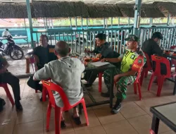 Perkuat Silaturahmi, Babinsa Koramil 05/Indra Jaya Gelar Komsos Bersama Warga Desa Dayah Keurako