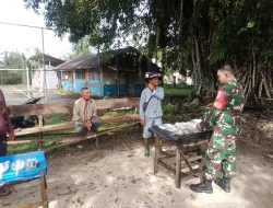 Babinsa Posramil Teupah Barat Komsos Bersama Warga Sebagai Penjual Ikan