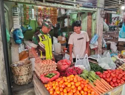 Babinsa Koramil 05/Indra Jaya Lakukan Pemantauan Harga dan Stok Sembako di Pasar Dayah Caleu