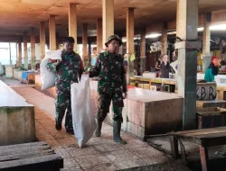 Personel Koramil 1419-02/Enrekang Gelar Karya Bhakti Pembersihan Pasar