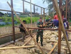 Babinsa Koramil 1703-02/Tigi Bantu Bangun Rumah Wujud Kebersamaan Atasi Kesulitan Warga Binaan