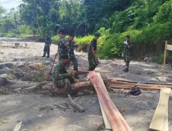 Babinsa Bersama Yon TP 896/SP Laksanakan Pembuatan Kerangka Awal Beton Jembatan Pasca Banjir