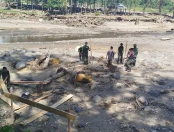 Babinsa Bersama Yon TP 896/SP Laksanakan Pembuatan Kerangka Awal Beton Jembatan Pasca Banjir