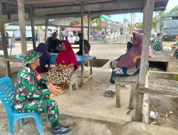 Jaga Kelestarian Lingkungan, Babinsa Posramil Tripa Gelar Komsos Kebersihan Bersama Warga Ujung Krung