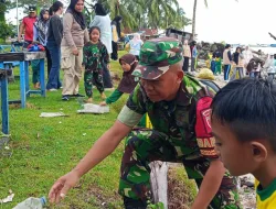 Jaga Kelestarian Lingkungan,Babinsa Koramil 0907/01 Tartim Dan Warga Bersihkan Pantai Amal