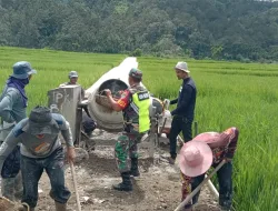 Babinsa Koramil 16/Tangse Gotong Royong Bangun Jalan Rabat Beton di Desa Blang Teungoh