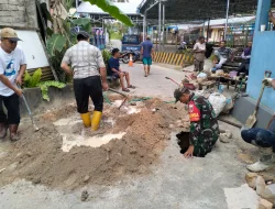 Penuh Semangat,Babinsa Koramil 0907/02 Tarteng Dan Warga Kompak Perbaiki Jalan