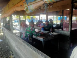 Babinsa Koramil 03/Senagan Timur Komsos Di warung Kopi Eratkan Silaturahmi Bersama Warga
