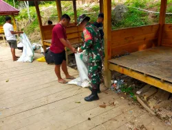 Babinsa Koramil 1404-07/Lembang Ajak Warga Bersihkan Obyek Wisata Sungai Batu Papan