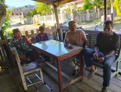 Babinsa Koramil 17/Geumpang Komsos dengan Warga Leupu, Serap Aspirasi dan Perkuat Kedekatan TNI–Rakyat