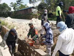 Babinsa Koramil 1703-02/Tigi Bantu Masyarakat Membuat Gorong Gorong DiDearah binaan
