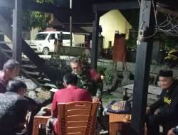 Jaga Kamtibmas, Babinsa Koramil 1404-03/Mattiro Bulu Laksanakan Pemantauan Wilayah dan Komsos Bersama Warga