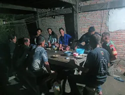 Babinsa Koramil 1404-05/Patampanua Laksanakan Patroli Malam dan Komsos Bersama Warga