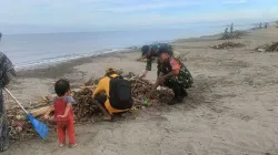 Peduli Lingkungan, Babinsa Koramil 1404-02/Mattiro Sompe Bersama Warga Bersihkan Pesisir Pantai
