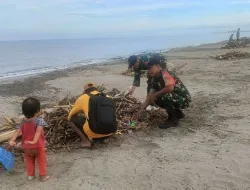 Peduli Lingkungan, Babinsa Koramil 1404-02/Mattiro Sompe Bersama Warga Bersihkan Pesisir Pantai