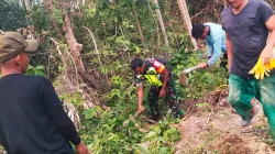 Babinsa Koramil 26/Grong-Grong Bersama Warga Gotong Royong Bersihkan Lahan Kosong di Permukiman